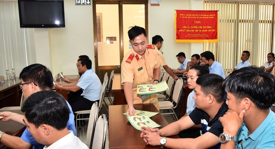 Phòng Cảnh sát giao thông đường bộ - đường sắt: Phát hành 1.000 tờ rơi tuyên truyền trật tự an toàn giao thông